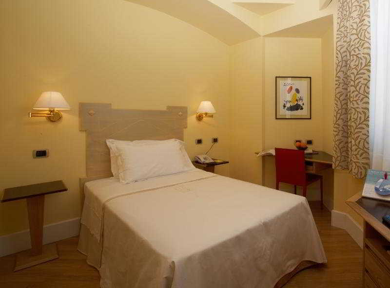 Hotel Plaza Opera Palermo Bagian luar foto